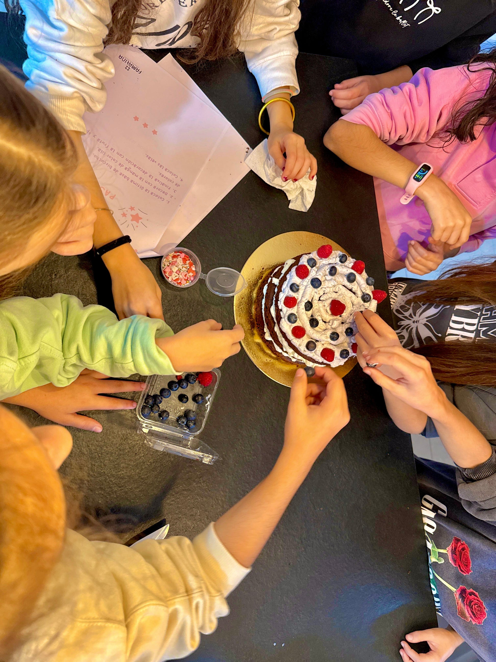 Pastel decorado hecho con el kit Crea tu pastel de Famatina