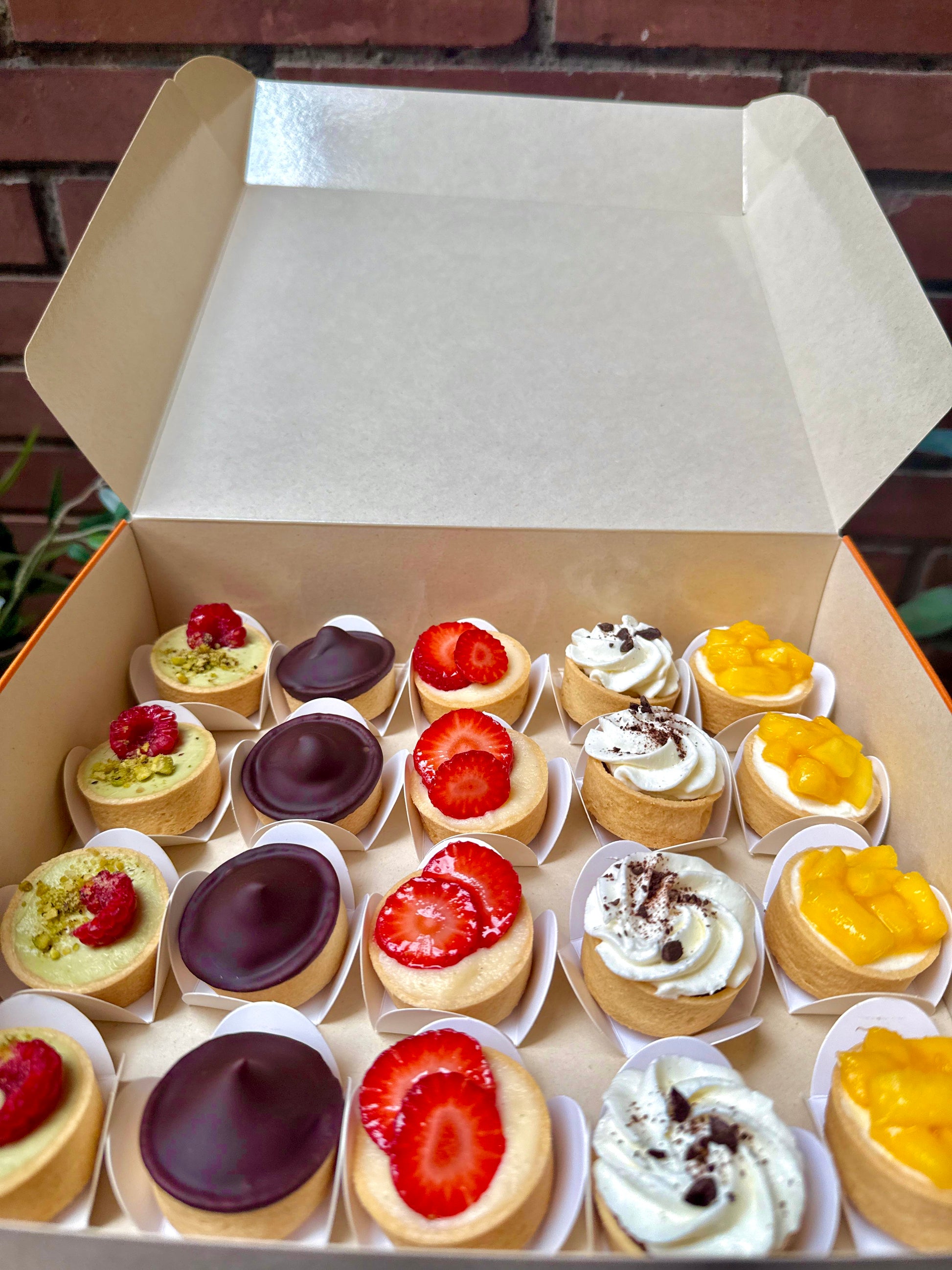 Bandeja de bocaditos dulces para catering de eventos y celebraciones