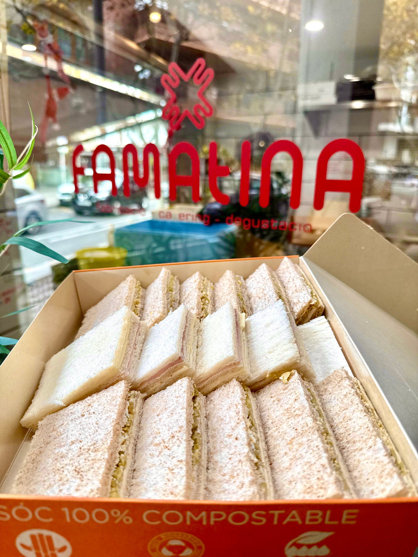 Caja de sandwiches de miga listos para servir en evento