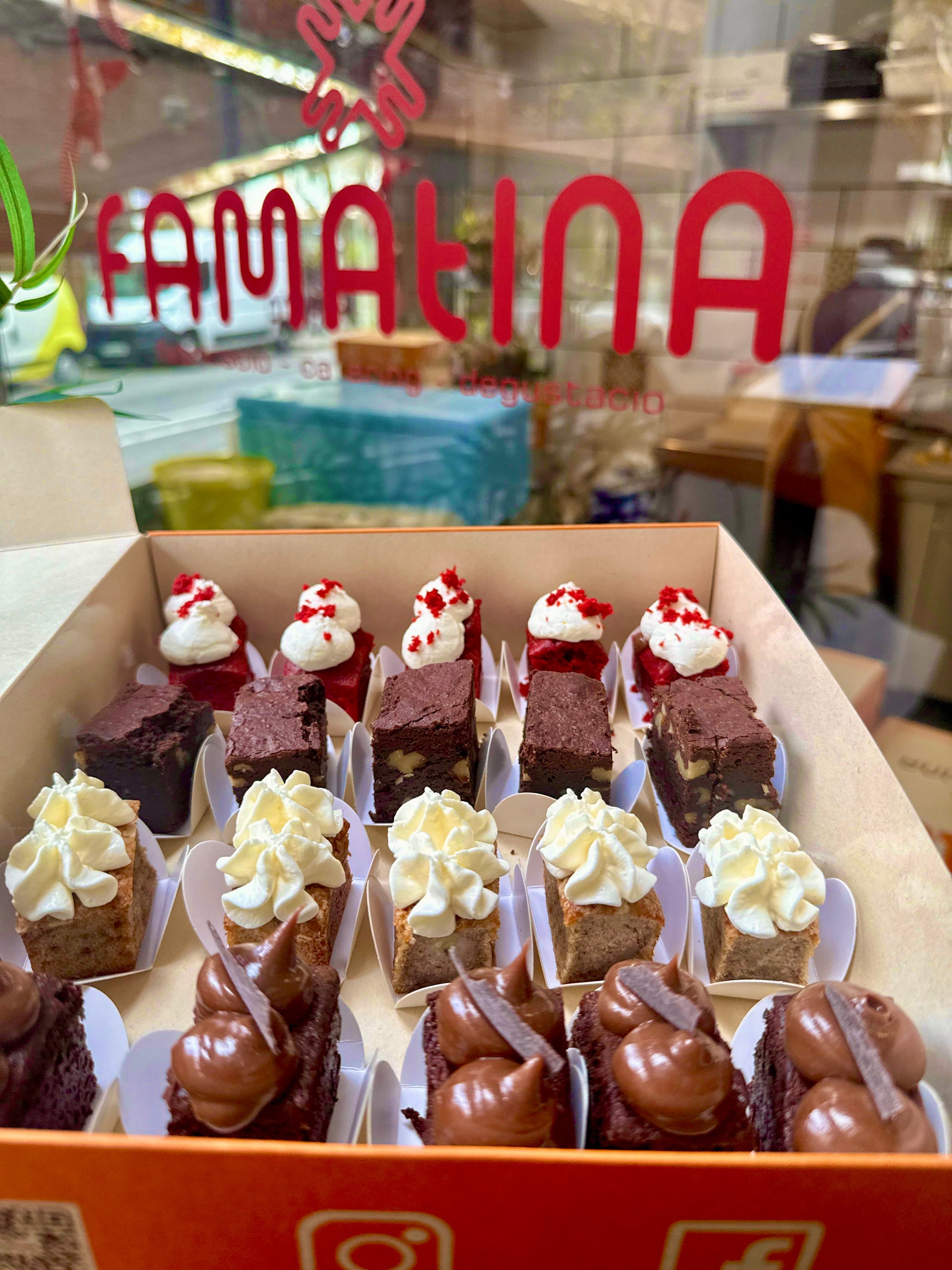 Caja de 20 bocaditos dulces artesanales variados listos para servir