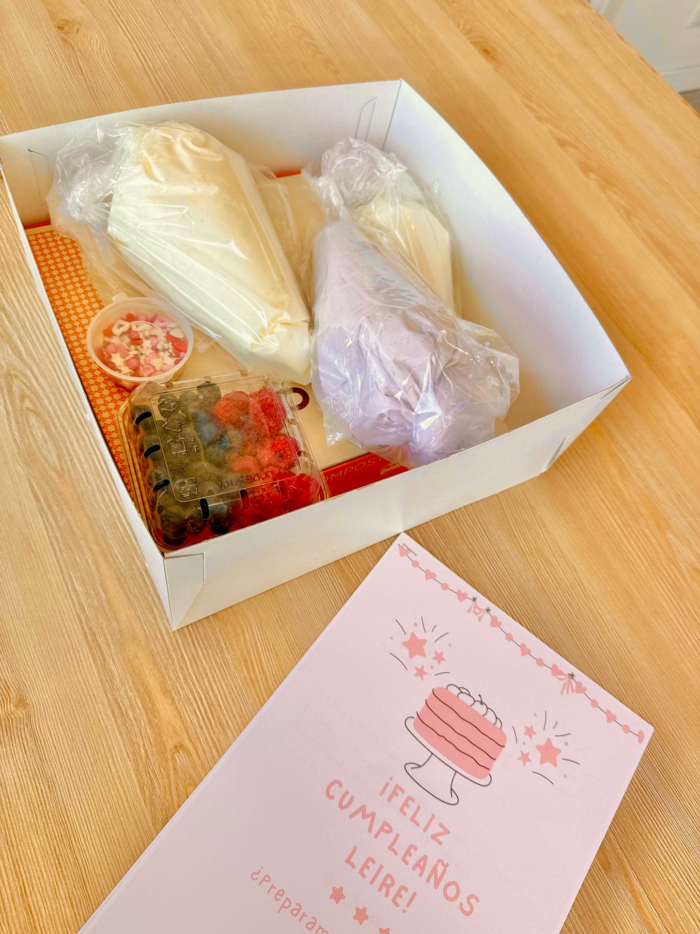 Caja del kit Crea tu pastel con todos los ingredientes incluidos