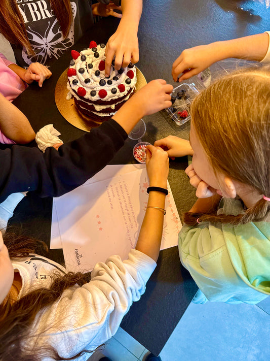 Kit completo para crear pastel en casa con bizcochos, nata y decoración