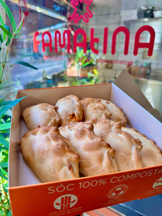 Caja de 8 empanadas argentinas caseras variadas sobre fondo blanco