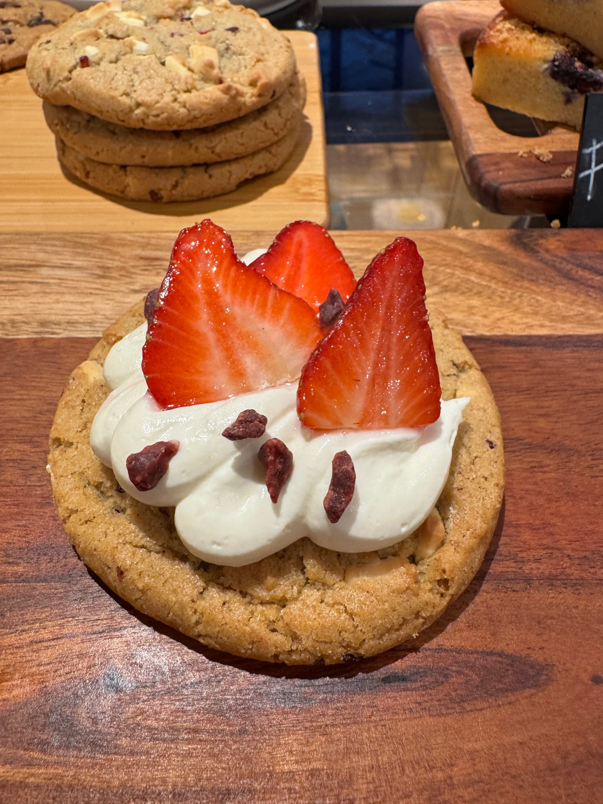 Cookie grande con cobertura de mascarpone y fresas naturales