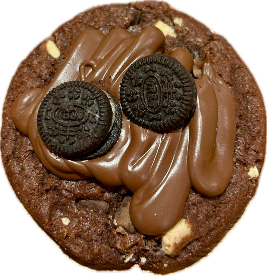 Cookie artesanal cubierta de nocilla decorada con galletas Oreo